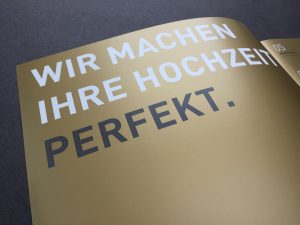 Broschürendruck mit Gold Farbe - Hochzeitsmacher
